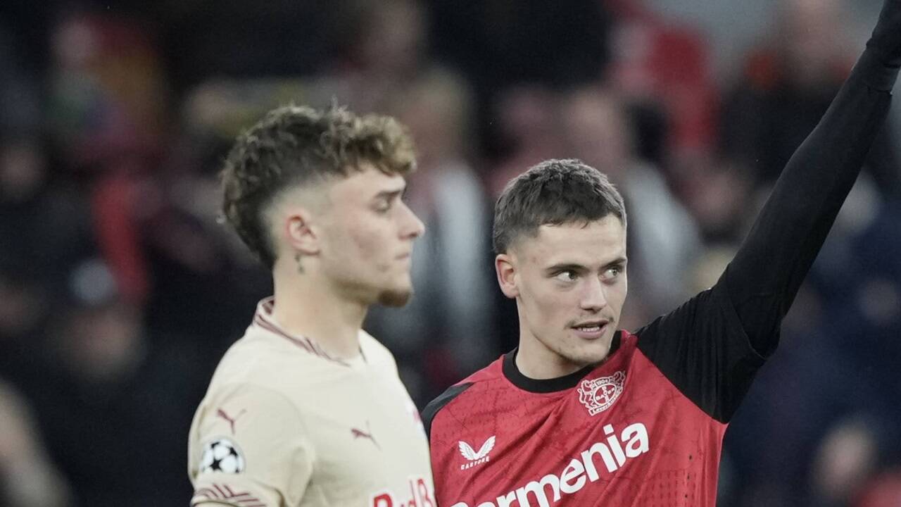 Leverkusen-Jungstar Florian Wirtz (neben Bobby Clark) trifft zwei Mal in den ersten 30 Minuten. 