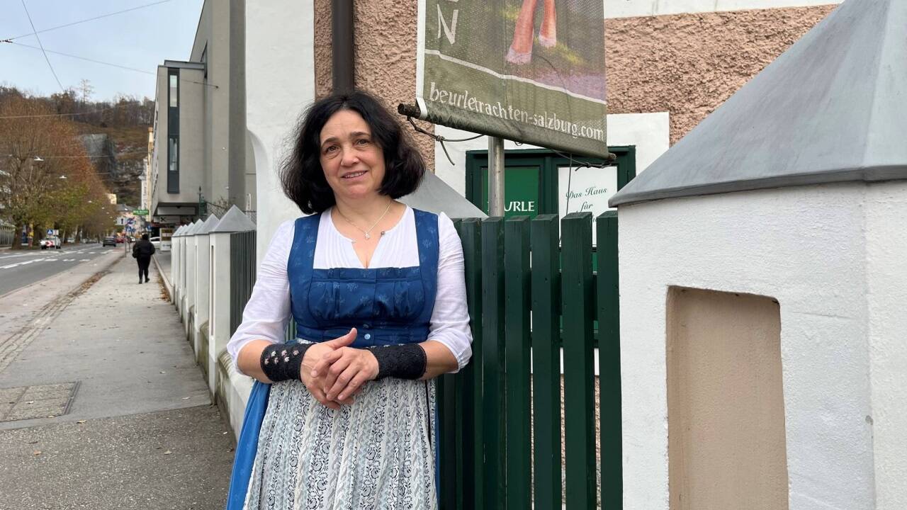 Marlene Stocker von Trachten Beuerle sitzt mit ihrem Geschäft in Riedenburg. Hinter ihr die Neutorstraße zum gleichnamigen Tor, das Ende 2025/Anfang 2026 dichtgemacht wird. 