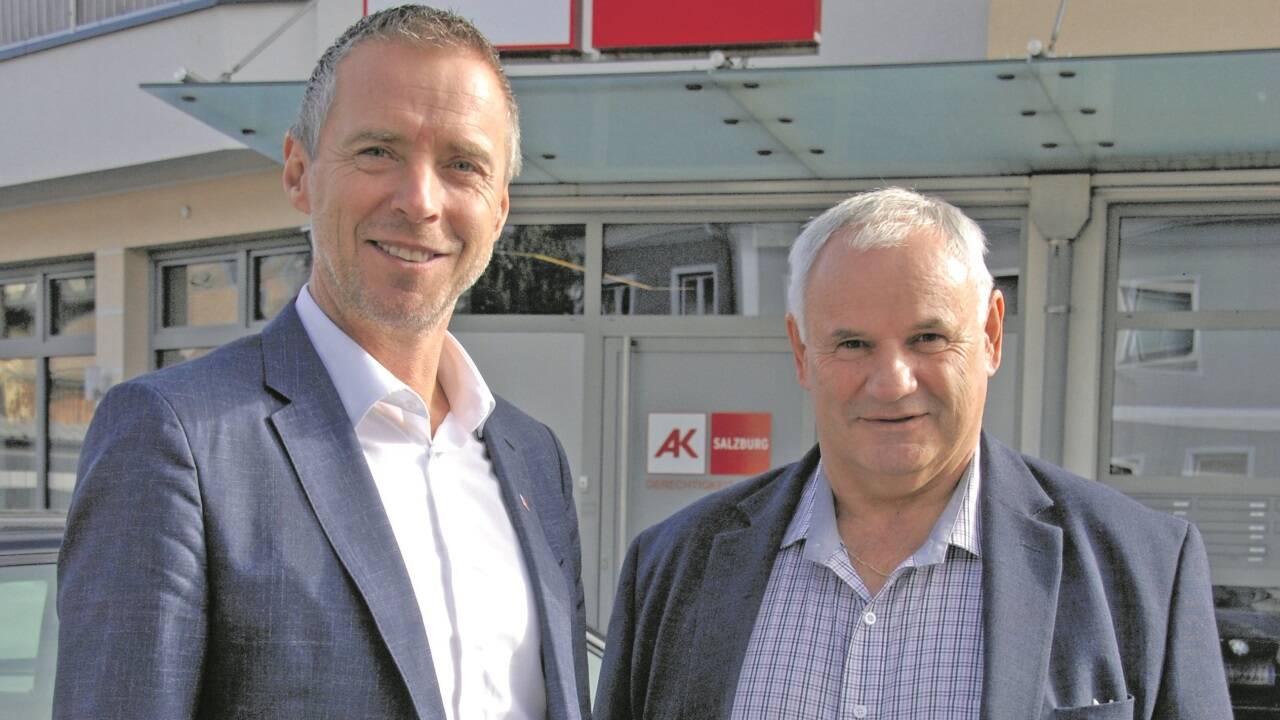 AK-Präsident Peter Eder mit AK-Bezirksstellenleiter Bernhard Kendlbacher (r.).  Bild: Hannes perner 