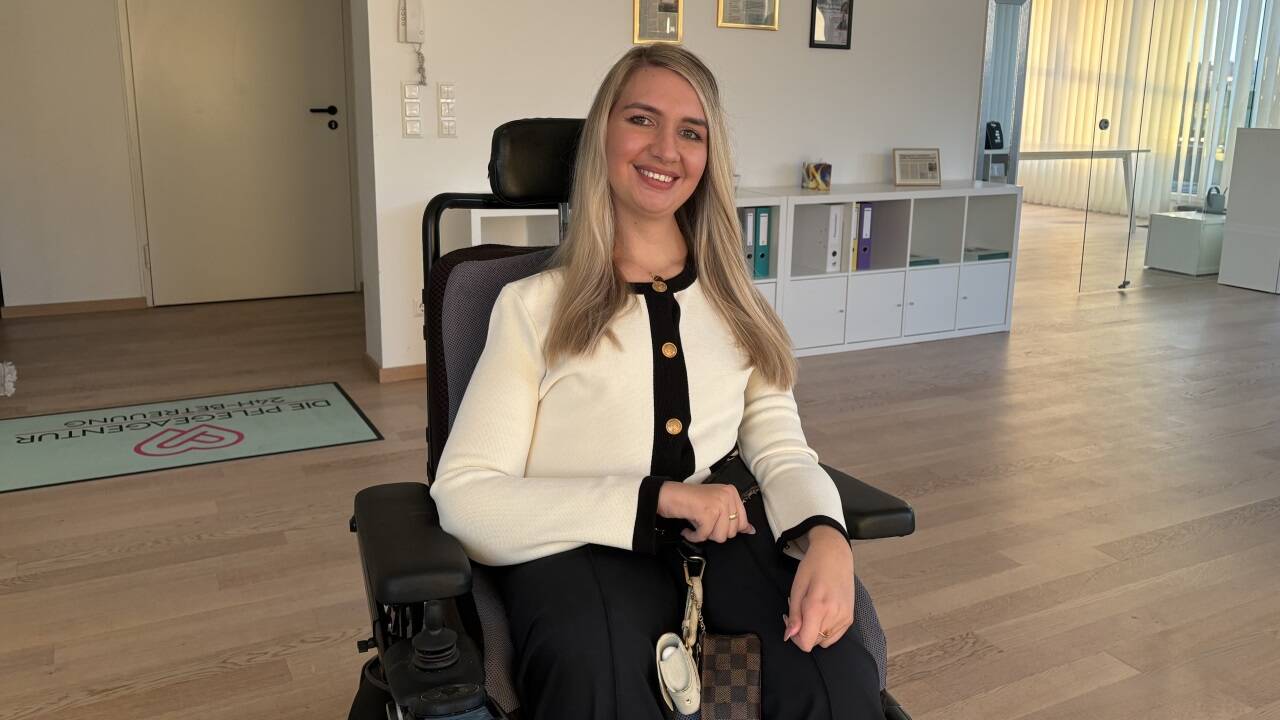 Nermina Dogic im Büro ihrer Pflegeagentur. 