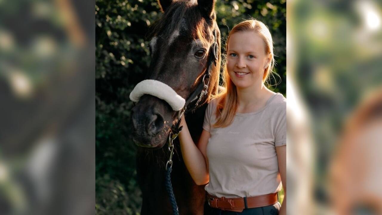 Marie-Christine Stelzhammer mit ihrem New-Forest-Pony Merlin. Marie-Christine Stelzhammer mit ihrem New-Forest-Pony Merlin.