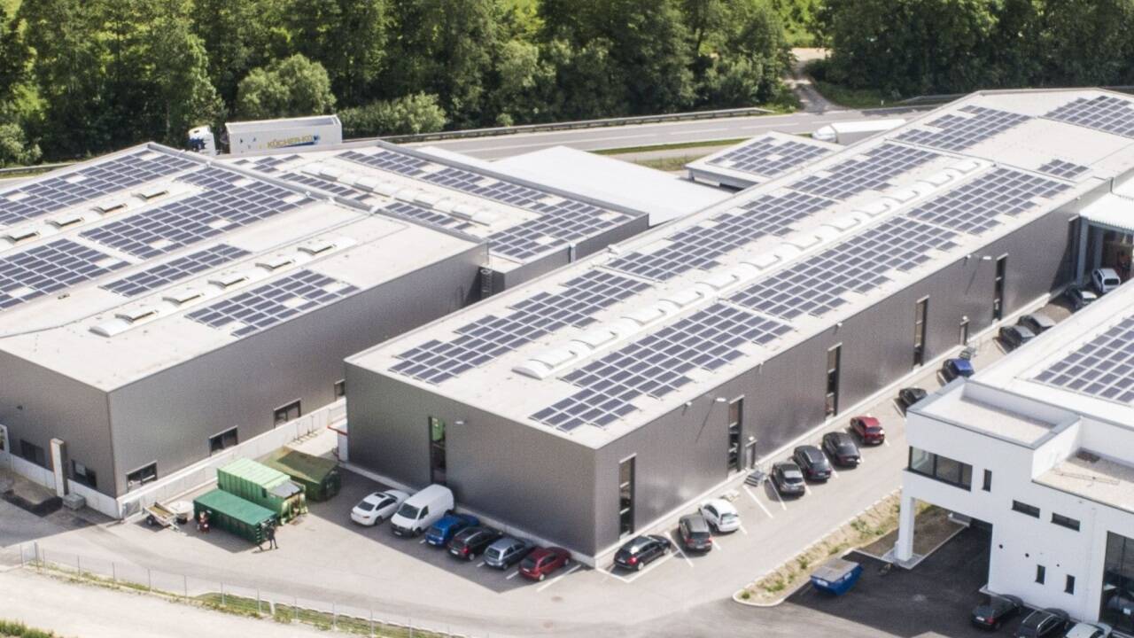 Das Unternehmen hat seinen Sitz in Uttendorf in Oberösterreich. Die Hälfte des Geschäfts macht man mit KTM. 