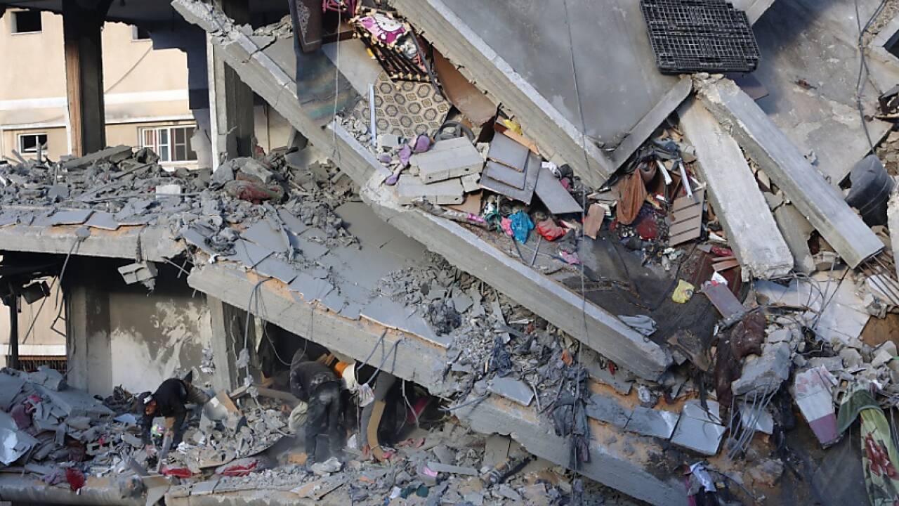 Ein am Mittwoch bei israelischen Luftangriffen zerstörtes Haus in Gaza 