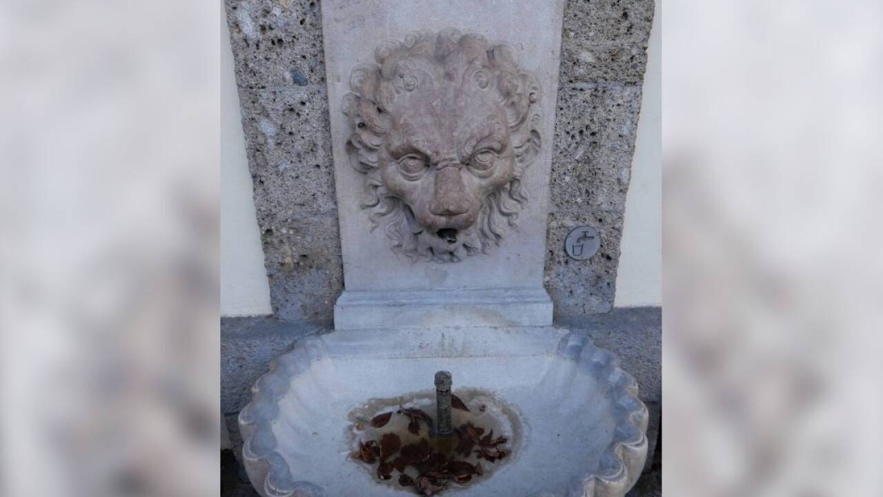 Stadtbekannt in Salzburg: Der Fischmarkt-Brunnen am Ferdinand-Hanusch-Platz.  