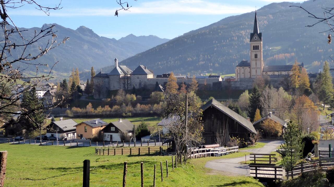 Sonnige Aussichten von der Kaiserpromenade auf Radstadt.  