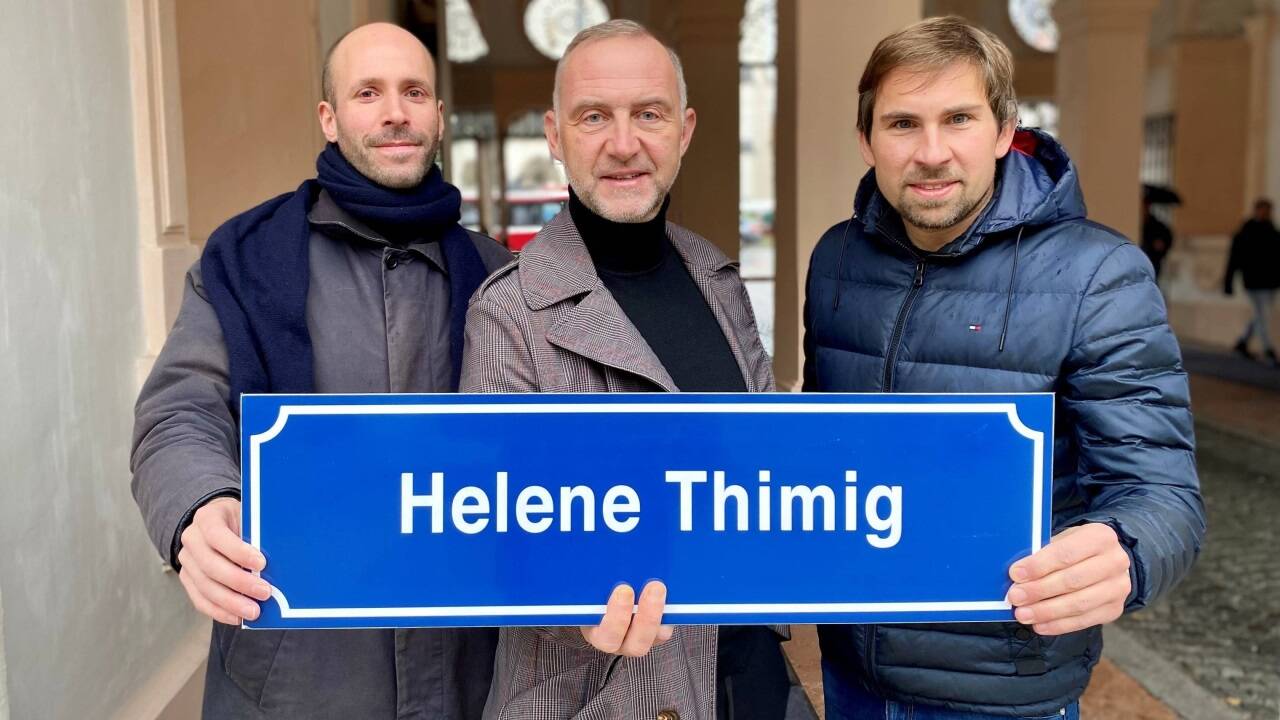 In der Stadt Salzburg wird eine Straße nach der Schauspielerin und Regisseurin Helene Thimig benannt. Im Bild die Gemeinderäte Nikolaus Kohlberger (KPÖ), Markus Grüner-Musil (Bürgerliste) und Sebastian Lankes (SPÖ) mit dem neuen Straßenschild. 