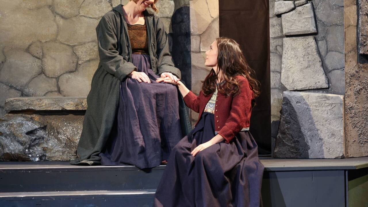 Eva Schinwald (als Maria) und Silke Kliener (als Elisabeth) 
