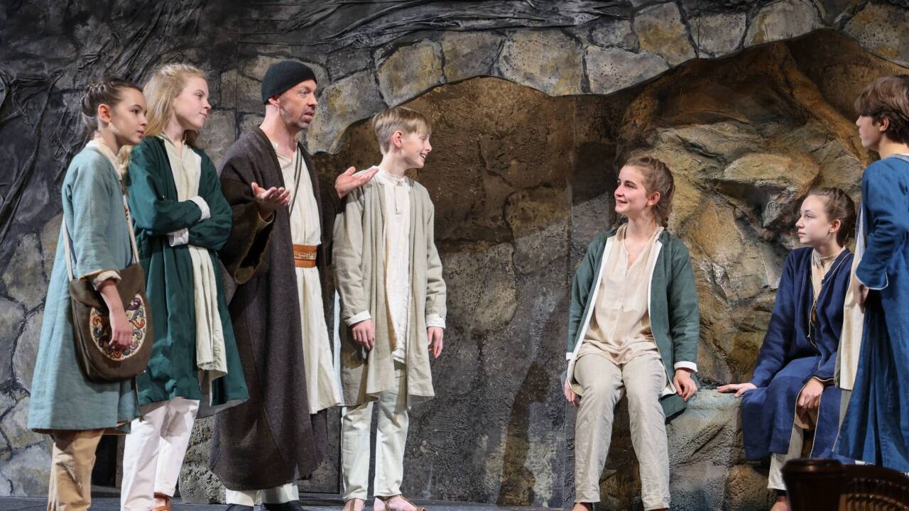 Hirtenkinder und Edwin Hochmuth (als Rabbi Jakob) 