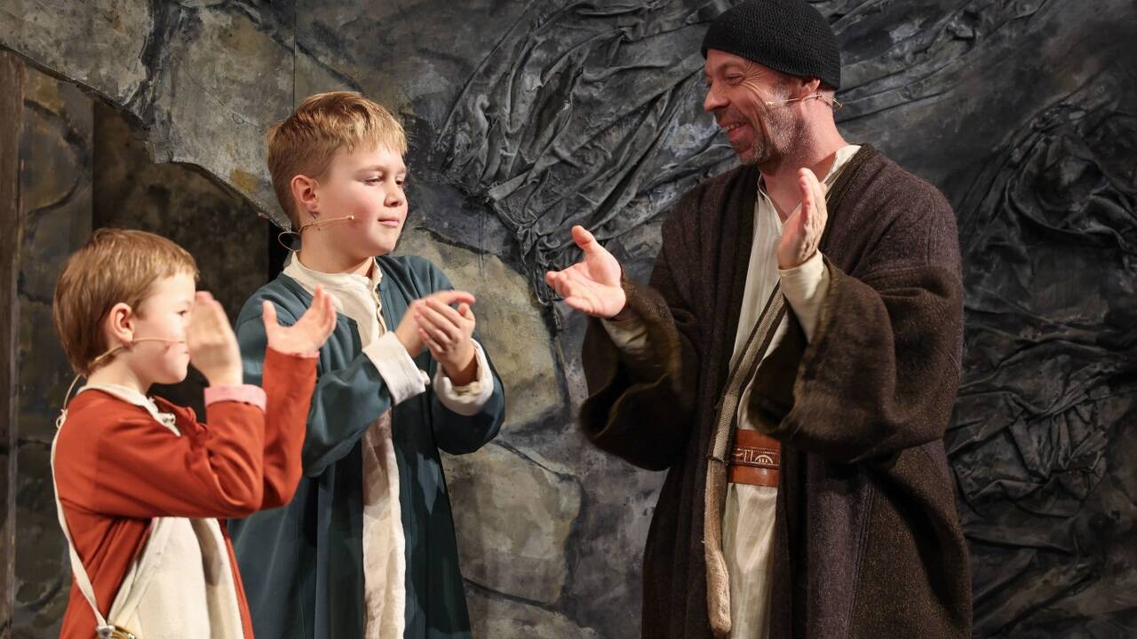 Hirtenkinder und Edwin Hochmuth (als Rabbi Jakob) 