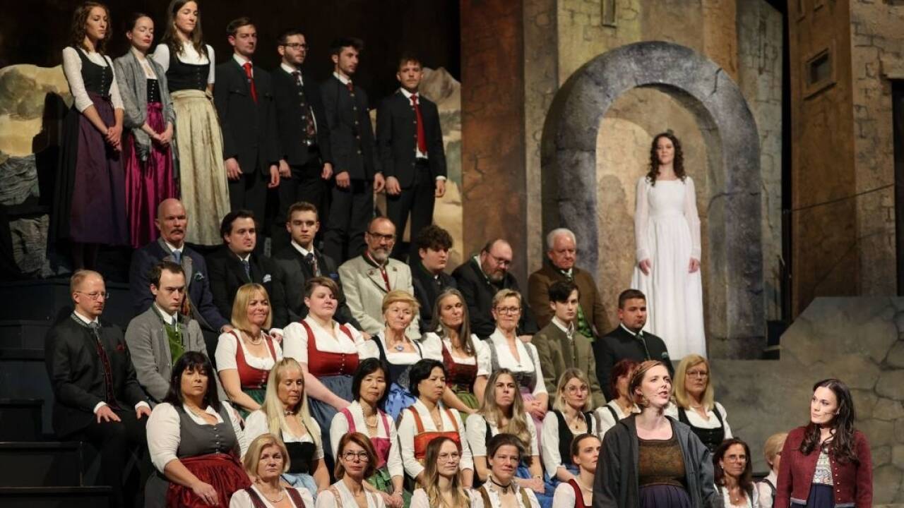 Eva Schinwald (als Maria) und Silke Kliener (als Elisabeth), dahinter Elisabeth Eder (als Engel)  