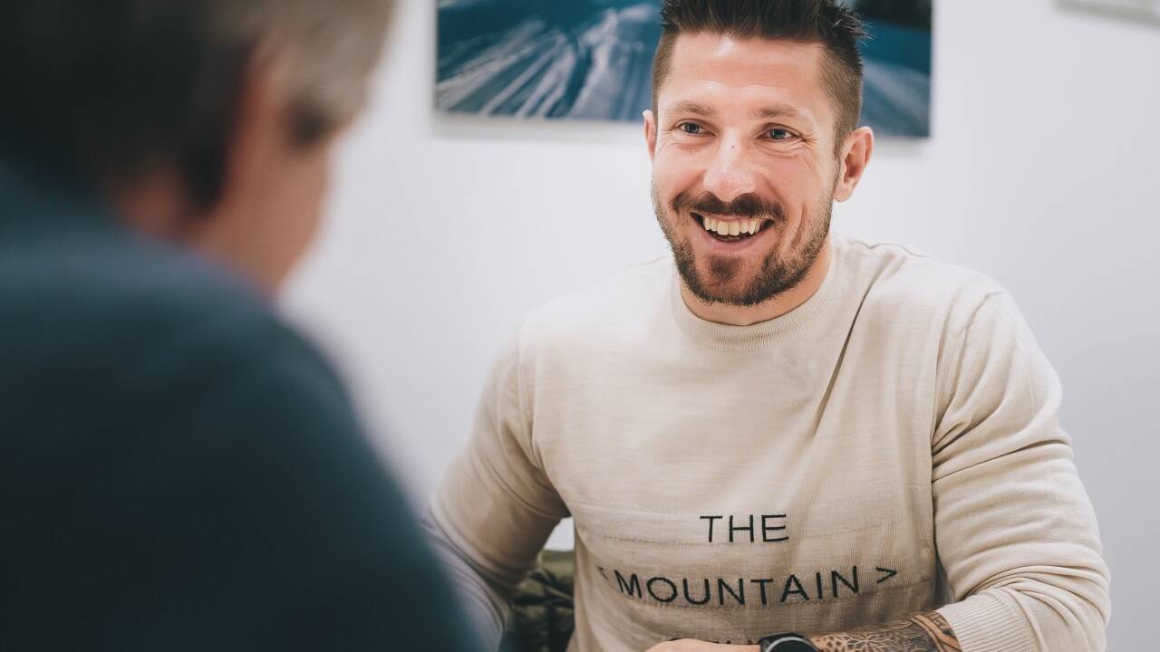 Bestens gelaunt: Marcel Hirscher beim Interview.  