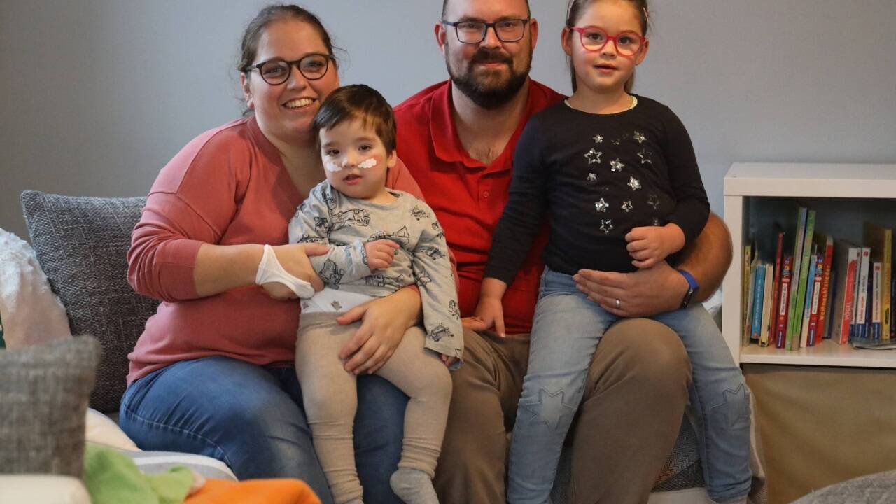 Christina und Peter Hopf mit dem fast zweijährigen Felix und seiner vierjährigen Schwester Sophia.  Christina und Peter Hopf mit dem fast zweijährigen Felix und seiner vierjährigen Schwester Sophia.