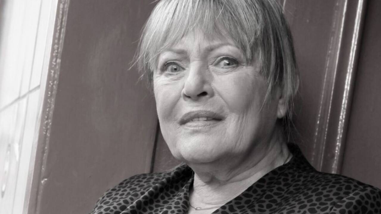 Die Schauspielerin Karin Baal steht am 14. September 2009 vor einer Gaststätte im Stadtteil St.Pauli während eines Fototermins am Set des Fernsehfilms 'Vergiss nie, dass ich Dich liebe'. 