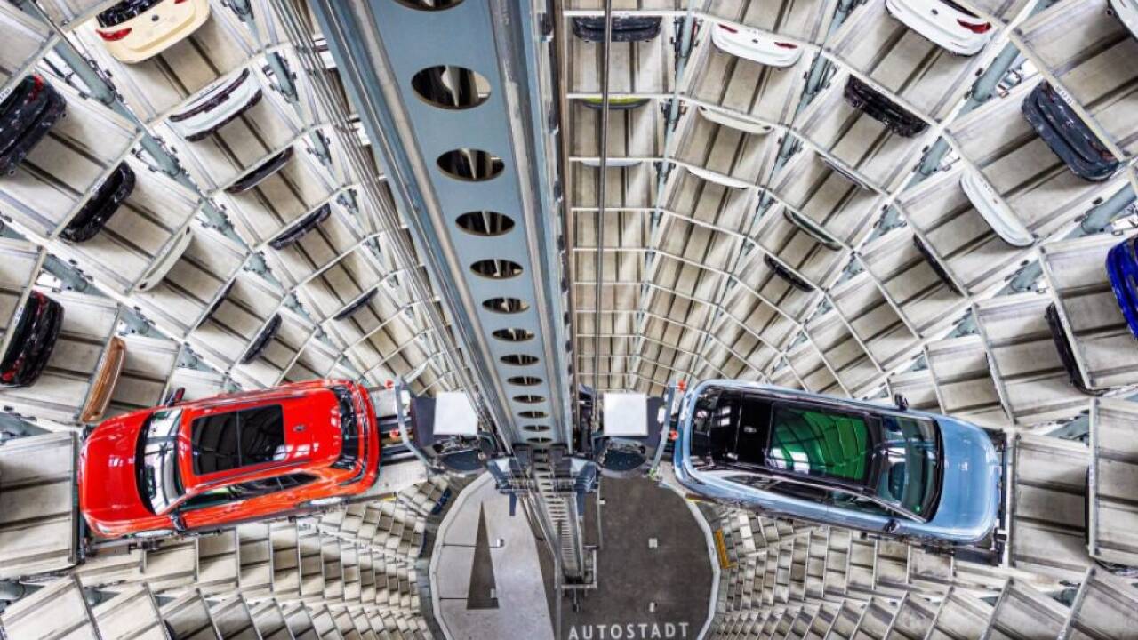 Zwei VW beim Fototermin in Autoturm der VW-Autostadt 