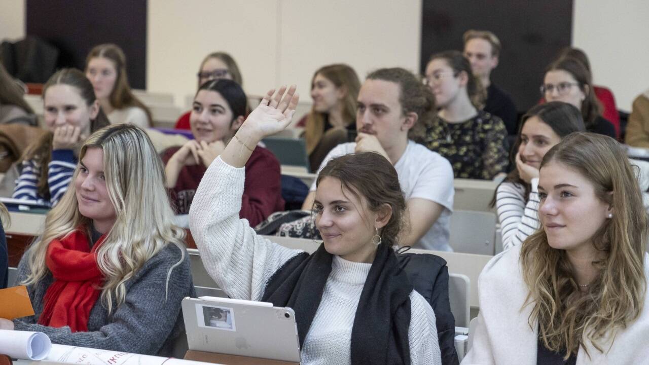 An der Pädagogischen Hochschule studieren und nebenbei an einer Schule unterrichten: Für viele Studierende ist das heute selbstverständlich.   An der Pädagogischen Hochschule studieren und nebenbei an einer Schule unterrichten: Für viele Studierende ist das heute selbstverständlich.