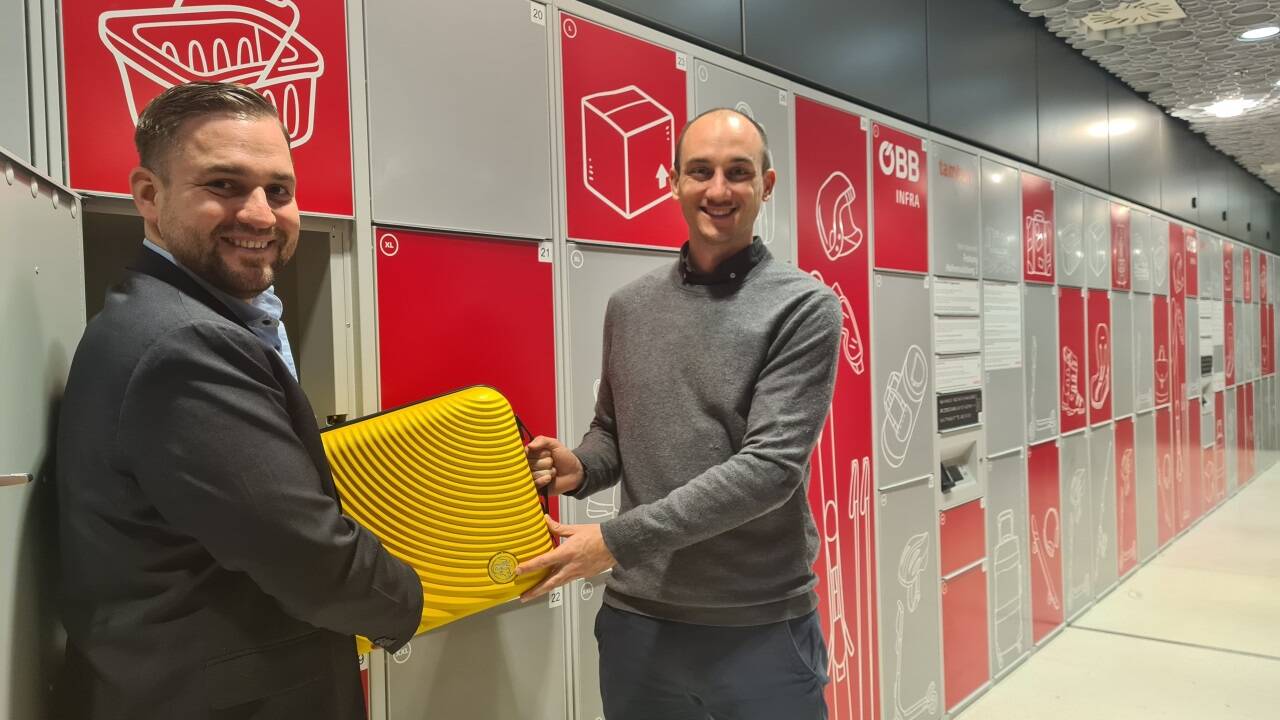 Projektleiter Diedo Ladstätter von der ÖBB Immobilien GmbH (r.) und Dominic Allram, Geschäftsführer der Firma Tamburi, vor den neuen Schließfächern am Salzburger Hauptbahnhof.   Projektleiter Diedo Ladstätter von der ÖBB Immobilien GmbH (r.) und Dominic Allram, Geschäftsführer der Firma Tamburi, vor den neuen Schließfächern am Salzburger Hauptbahnhof.