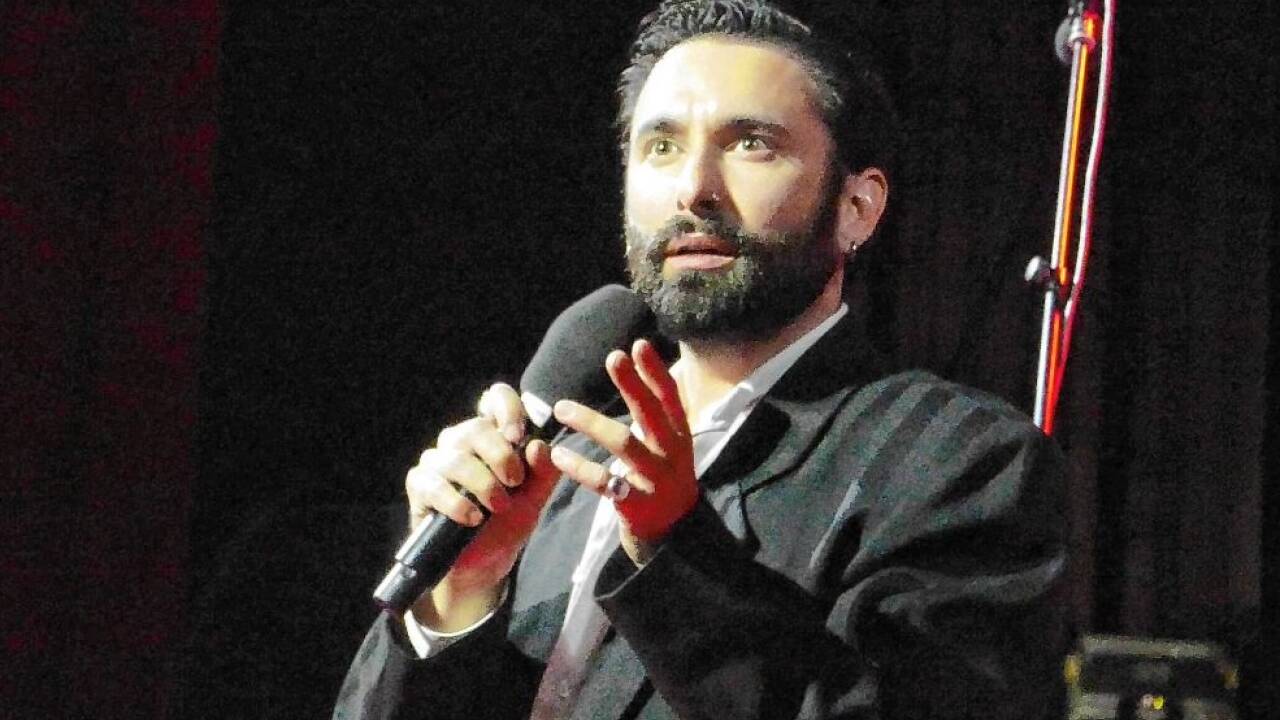 Begrüßung zum Abschiedsabend: Tom Neuwirth im Stadttheater Gmunden. 