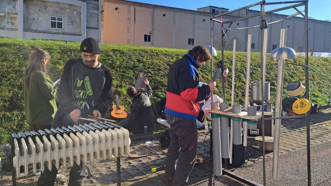 Experimentelle Musikinstrumente auf dem Gelände des Veranstaltungszentrums Alfa. 