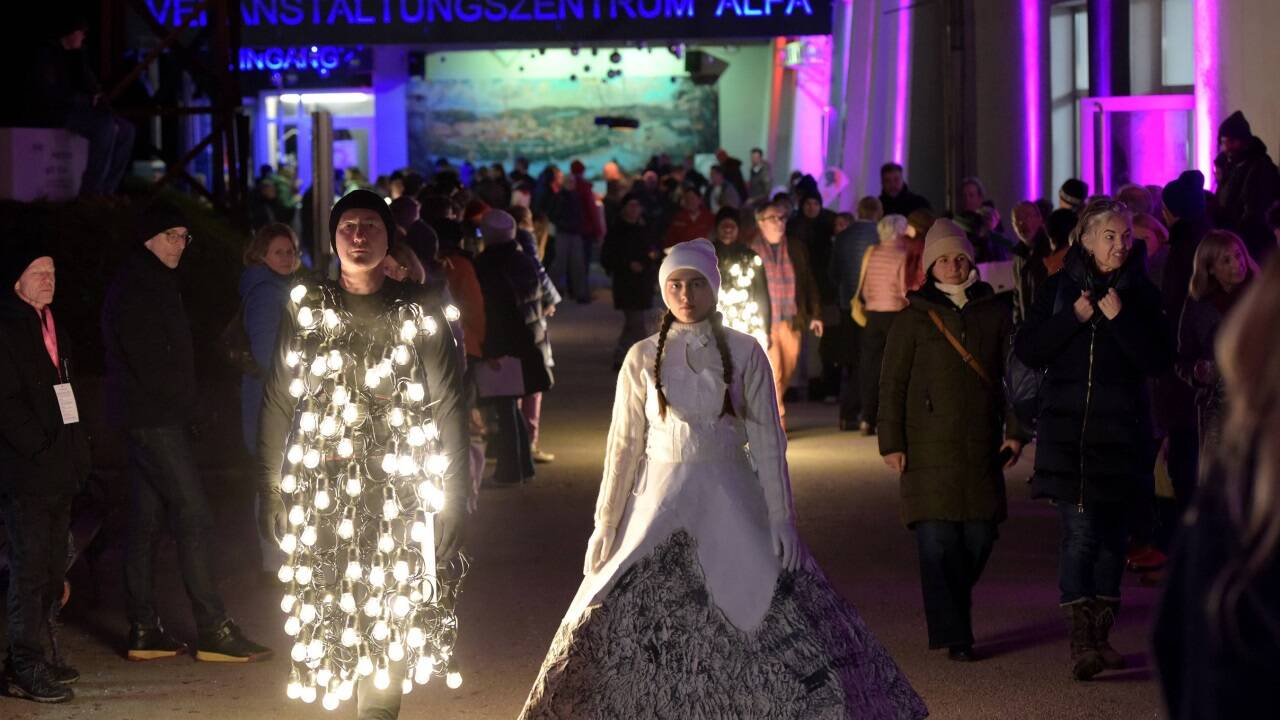 Lichtkleider und Papierkleide beim Abschlussprogramm der Kulturhauptstadt 2024. 