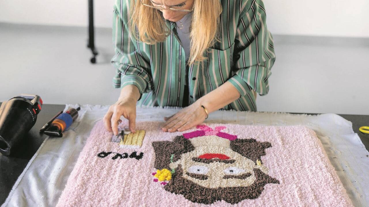 Mit Rasierer und Schere erzielt Doris Laser schöne 3D-Effekte auf ihren textilen Wandbildern. Mit Rasierer und Schere erzielt Doris Laser schöne 3D-Effekte auf ihren textilen Wandbildern.