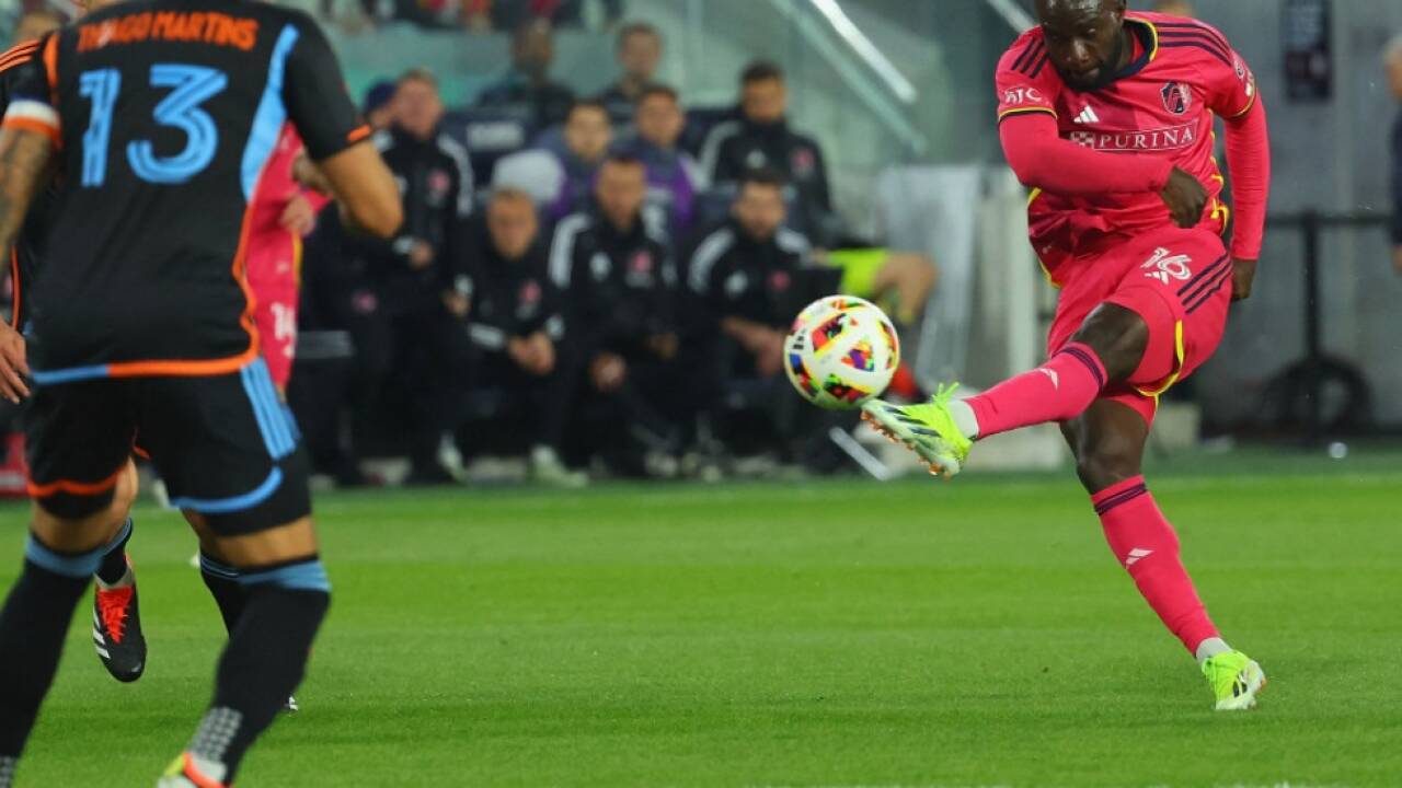 Adeniran (r.) kickt künftig für den LASK Adeniran (r.) kickt künftig für den LASK