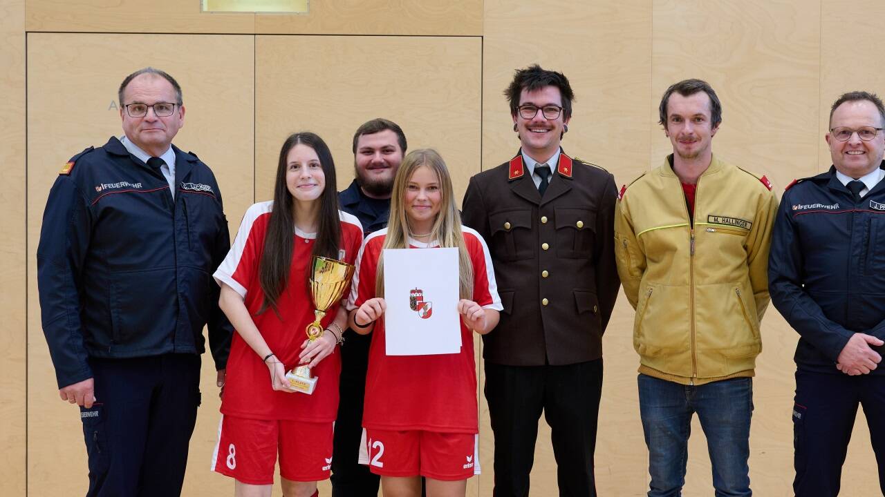 Mühlbachs Feuerwehrlerinnen nahmen stellvertretend für die gesamte Mannschaft ihre Siegerurkunde an.  Mühlbachs Feuerwehrlerinnen nahmen stellvertretend für die gesamte Mannschaft ihre Siegerurkunde an.