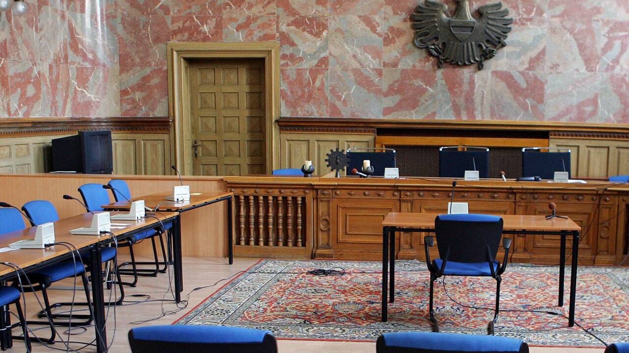 Der junge Mann musste wegen NS-Wiederbetätigung im Salzburger Schwurgerichtssaal auf dem Angeklagtensessel Platz nehmen. 