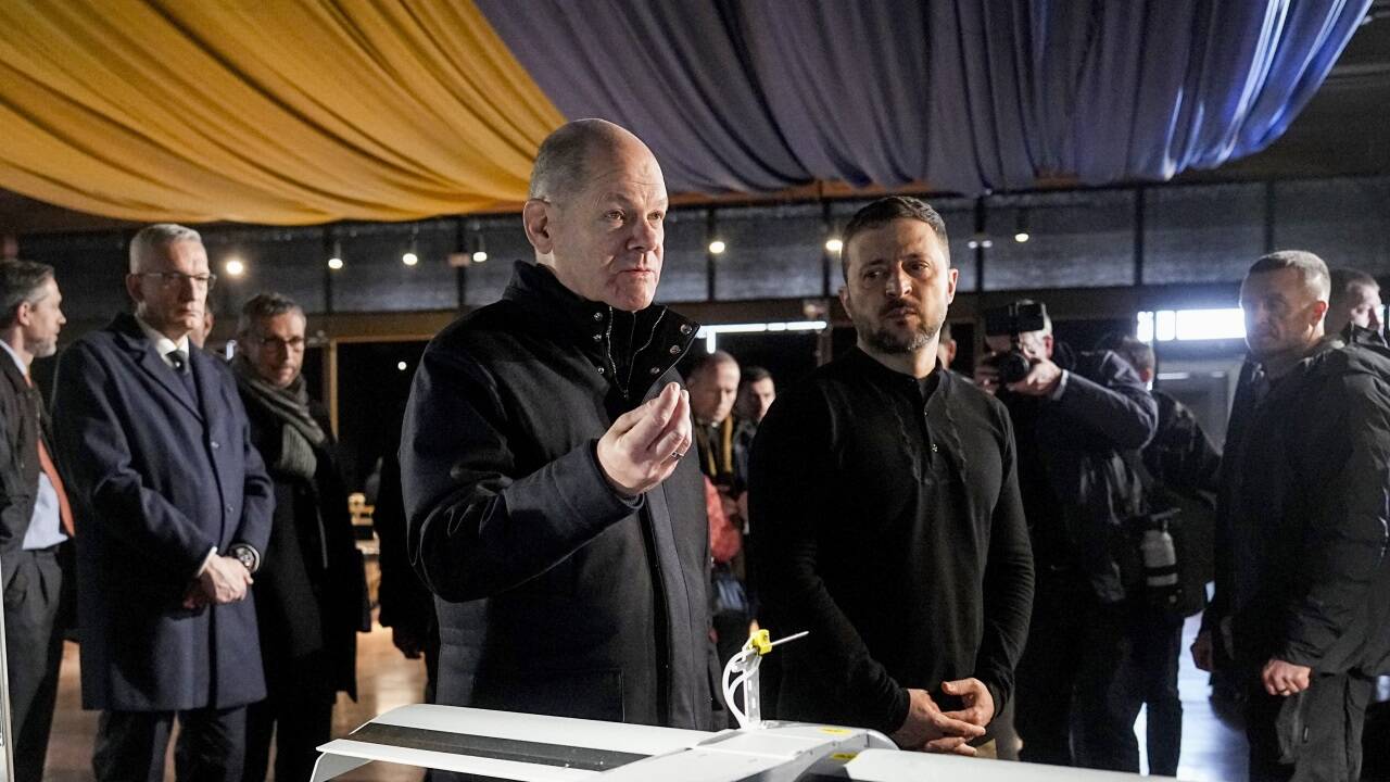 Olaf Scholz und Wolodymyr Selenskyj begutachten in Kiew Drohnen. 