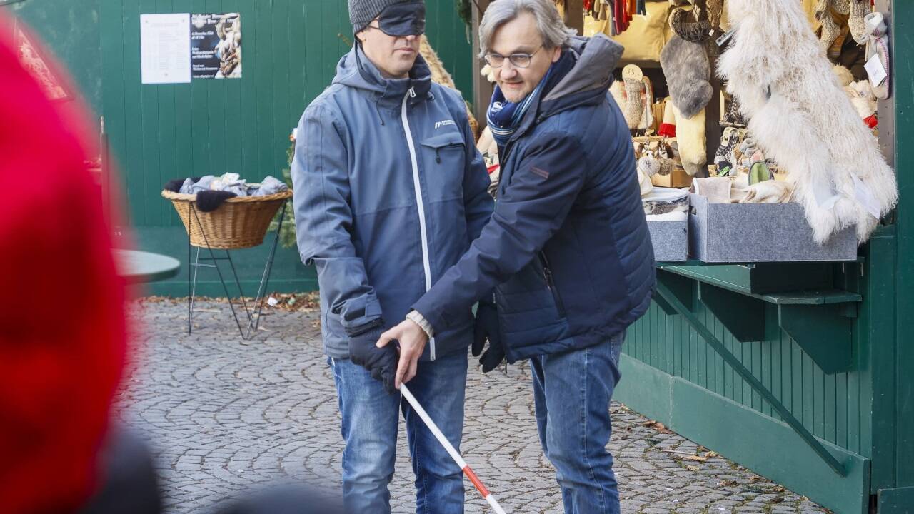 Behindertenbeauftragter Peter Ebner hilft mir mit dem Taststock für Blinde. Behindertenbeauftragter Peter Ebner hilft mir mit dem Taststock für Blinde.