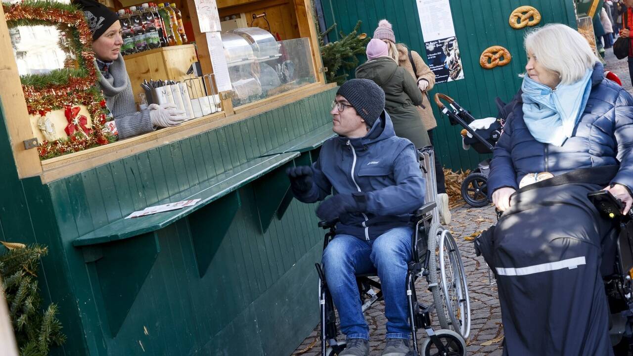 Mit Monika Schmerold im Rollstuhl über den Adventmarkt. Mit Monika Schmerold im Rollstuhl über den Adventmarkt.