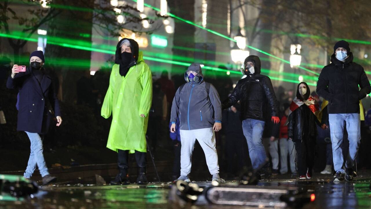 Demonstrierende in Tiflis stellen sich der Polizei entgegen.  Demonstrierende in Tiflis stellen sich der Polizei entgegen.
