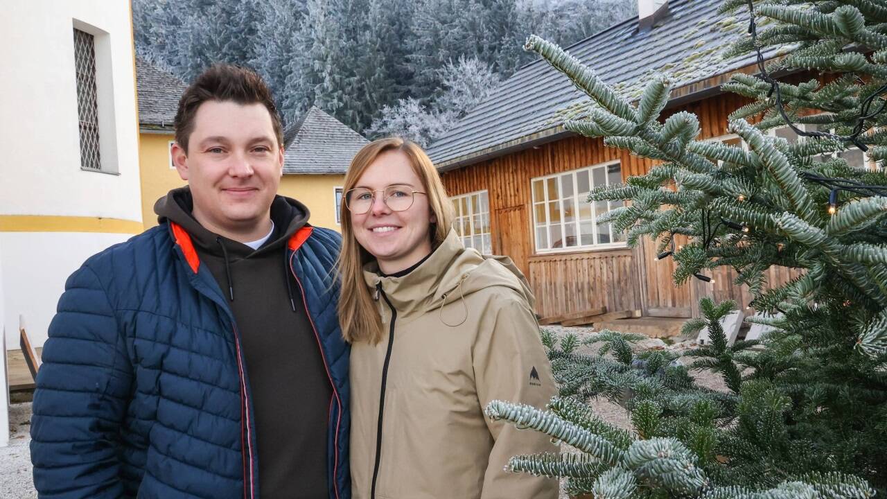 Andreas Stadler und Christina Schoyswohl wollen das Wirtshaus Schlössl im Februar wiedereröffnen. Bis dahin wird umgebaut und renoviert. Im Hintergrund zu sehen ist das Salettl. 