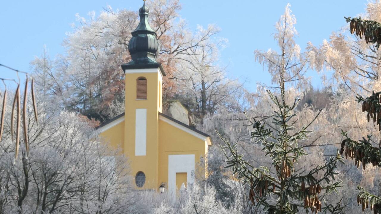 Die St.-Pankraz-Kirche auf dem Felsvorsprung ist von weithin sichtbar. 