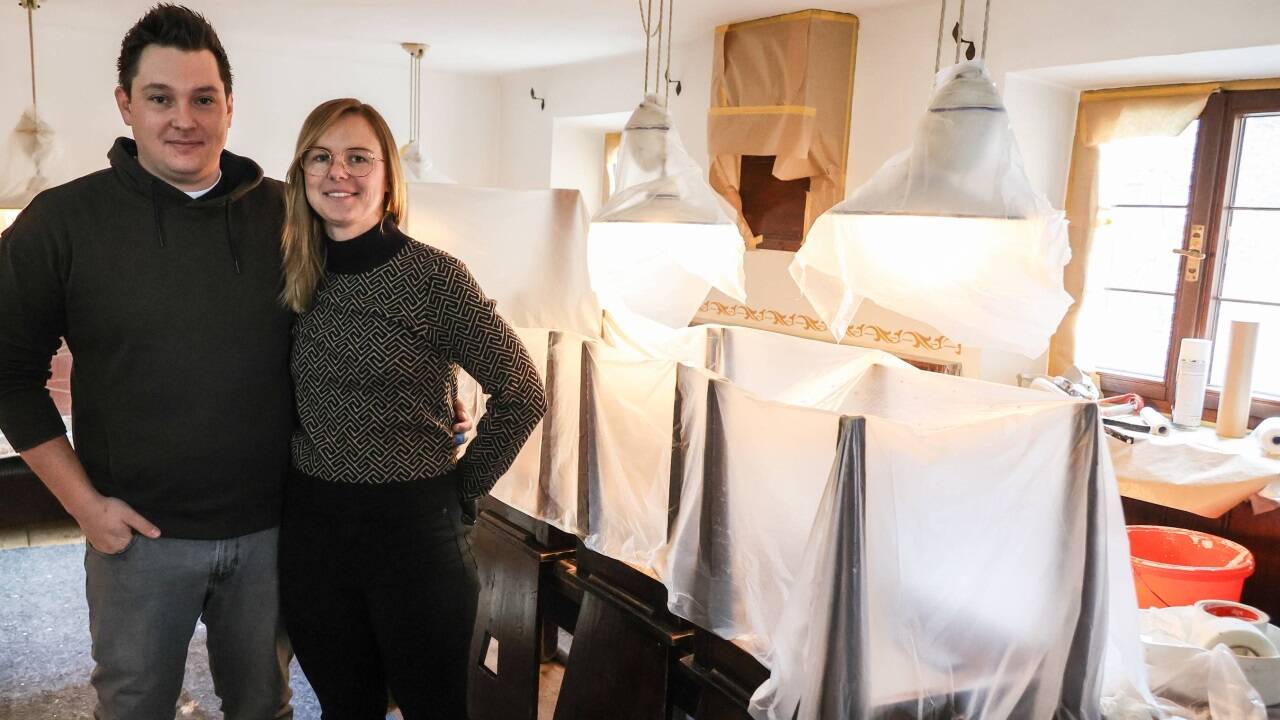 Andreas Stadler und Christina Schoyswohl in einer der beiden Gaststuben, die gerade renoviert werden. 