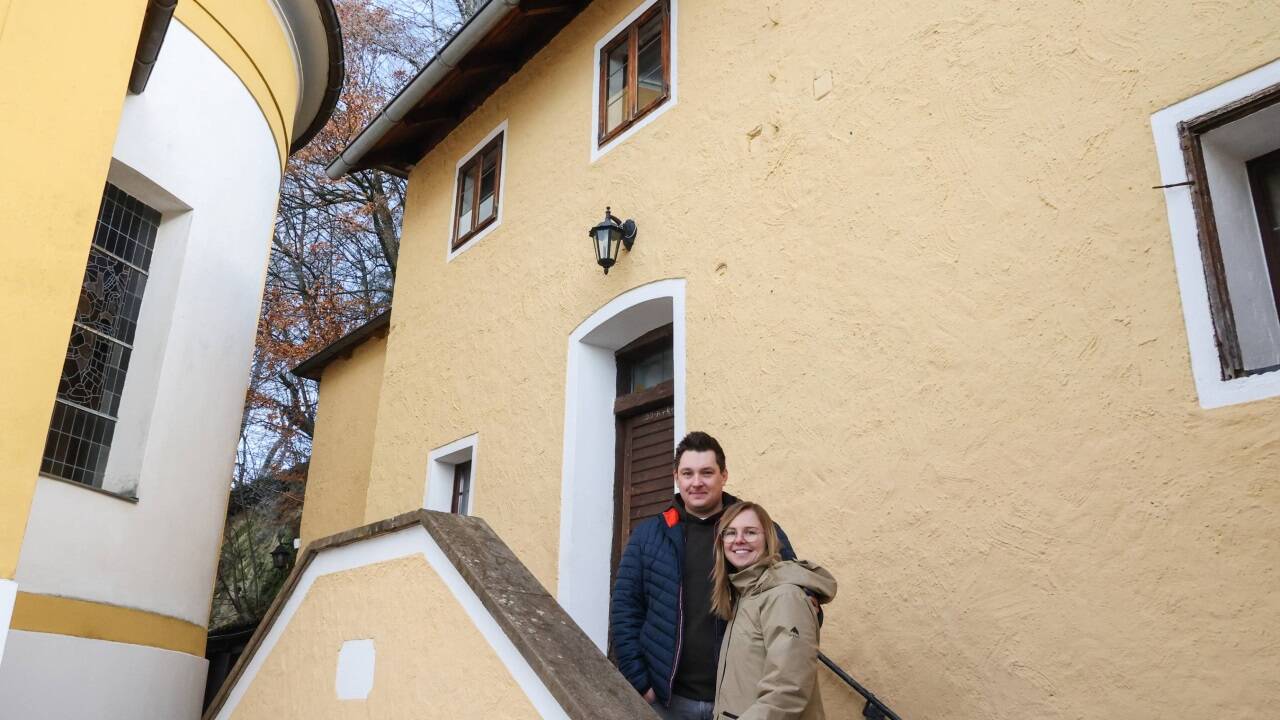 Andreas Stadler und Christina Schoyswohl vor dem Eingang des Wirtshauses. 