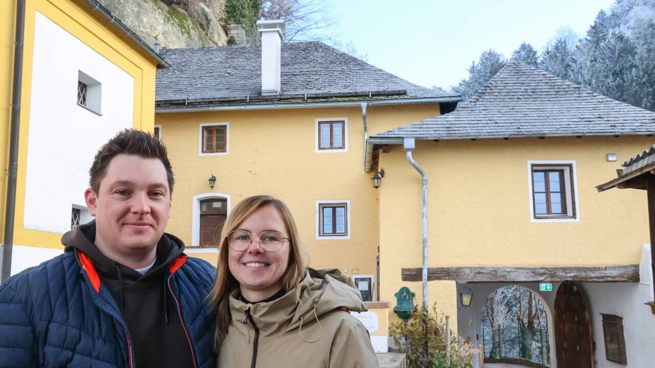 Andreas Stadler und Christina Schoyswohl vor dem Wirtshaus Schlössl. 