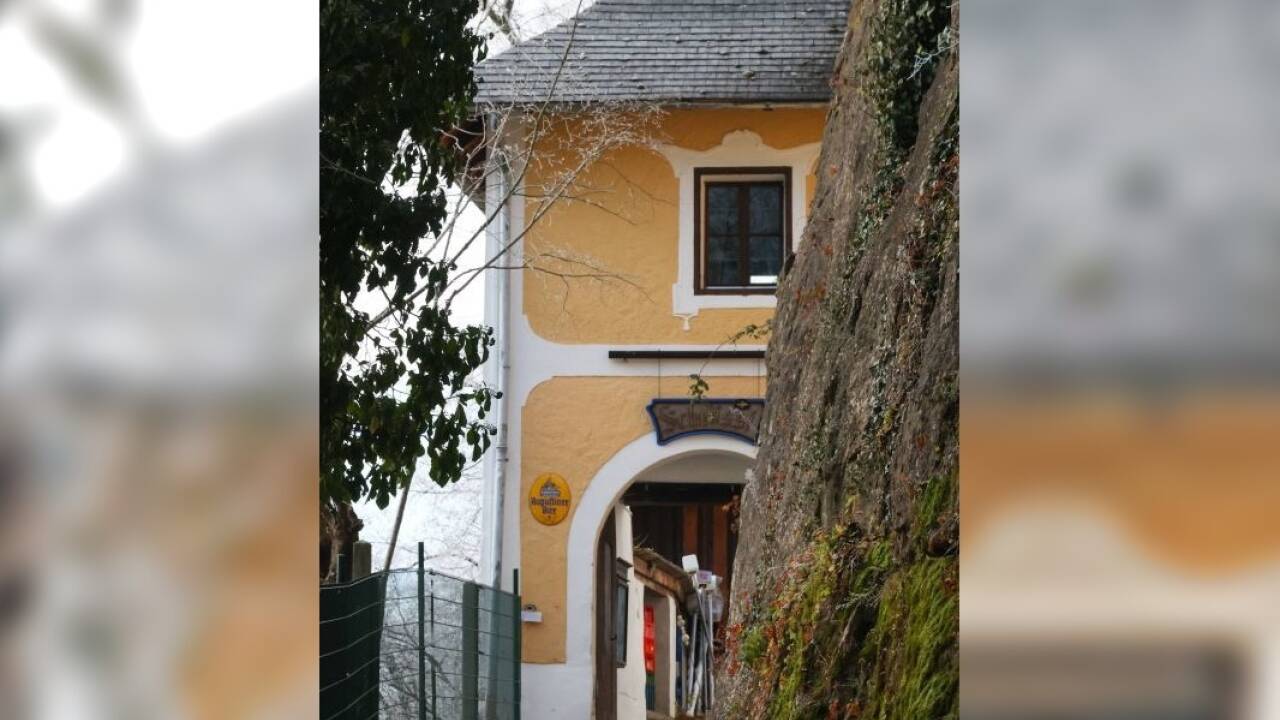 Durch diesen Torbogen geht es zum Wirtshaus und zur Kirche. 