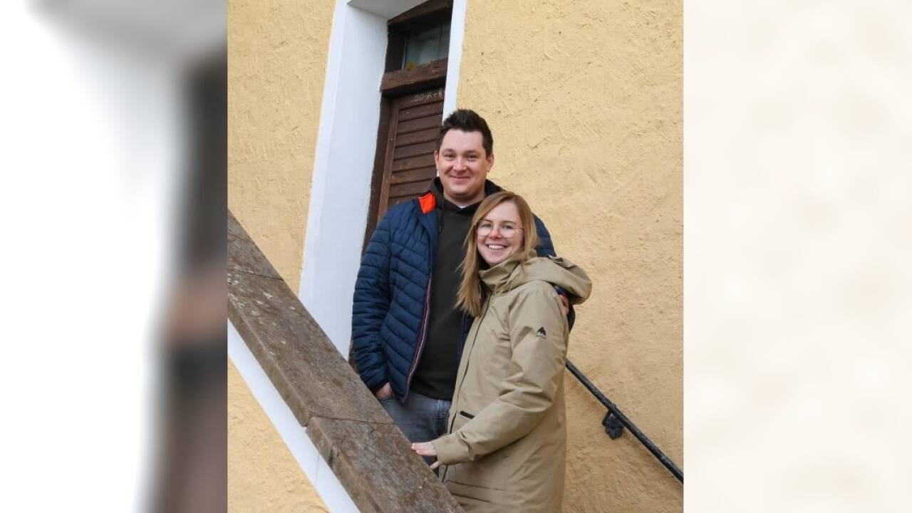 Andreas Stadler und Christina Schoyswohl vor dem Eingang des Wirtshauses. 
