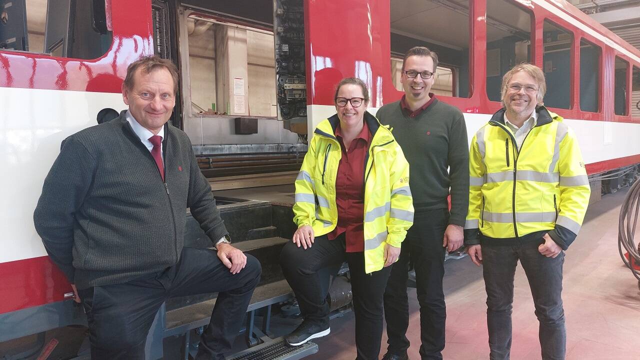 Walter Stramitzer (Leiter Lokalbahn), Margit Höller, Thomas Oberkalmsteiner (Dienststellenleiter Pinzgauer Lokalbahn) und Philipp Weis in der Werkstatt Tischlerhäusl in Zell am See.  