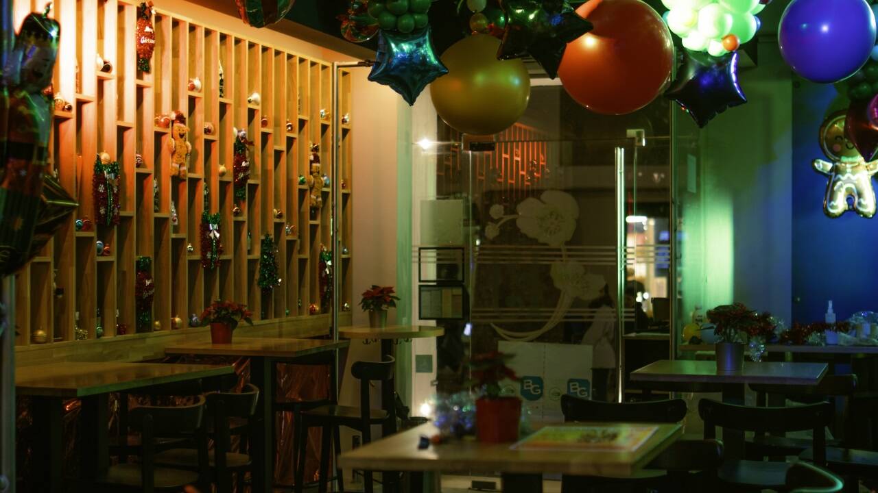 Im ehemaligen Wein&Co am Platzl ist als Pop-up (bis 6. Jänner) die bunt dekorierte Last Christmas Bar eingezogen.   