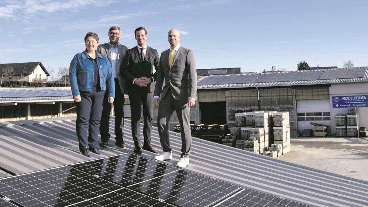 Die Dachflächen von RHZ Bau in Lamprechtshausen dienen nun der Stromerzeugung. Im Bild v. l.: Bgm. Andrea Pabinger, Josef Rettenwander (RHZ Bau), Tobias Wiener und Michael Schnaitl (one2zero). 