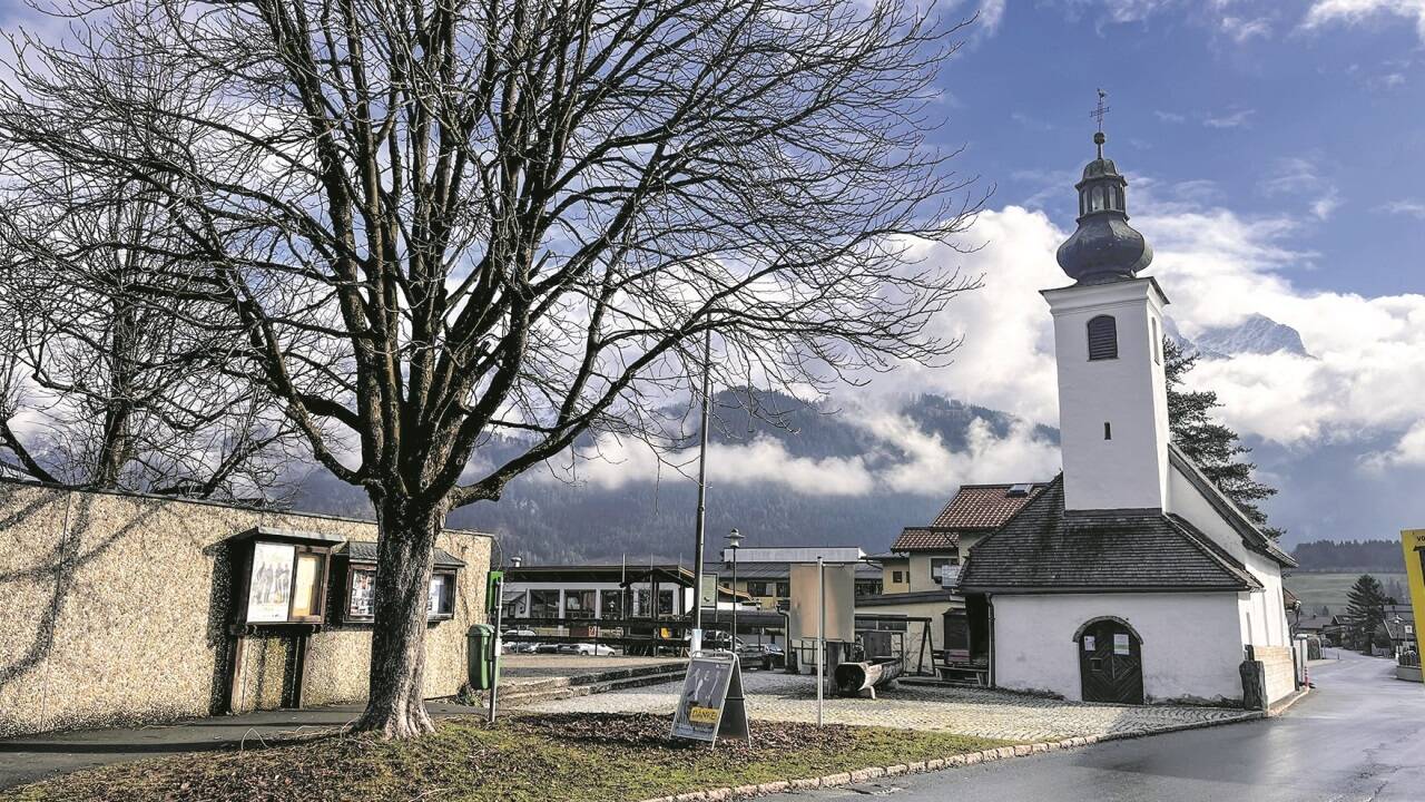 Dem (noch) wenig ansehnlichen und nicht barrierefreien Kirchplatz soll es im kommenden Jahr an den Kragen gehen.  