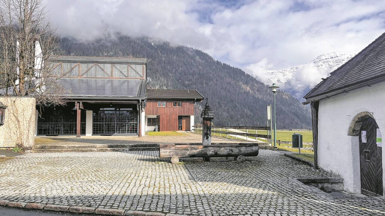 Dem (noch) wenig ansehnlichen und nicht barrierefreien Kirchplatz soll es im kommenden Jahr an den Kragen gehen.  