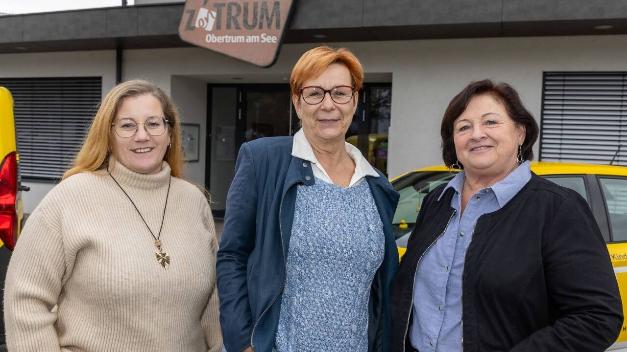 In Obertrum tauschen sich pflegende Angehörige aus: Claudia Eder vom Hilfswerk (links), mit Dorothea Roider (Mitte) und Hedi Gruber (rechts). 