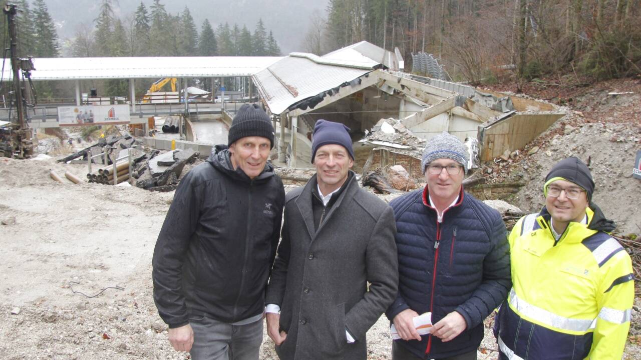 Baustart (v.l.).: Thomas Schwab/Bob- und Schlittensportverband Deutschland; Bgm. Hannes Rasp; Landrat Bernhard Kern und Bernhard Lederer/Wasserwirtschaftsamt Traunstein 