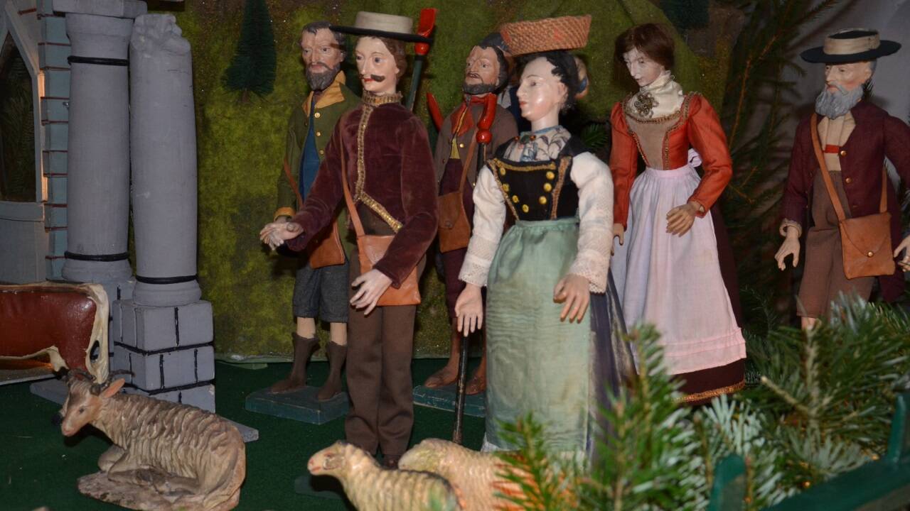 Über 30 Figuren übersiedeln kurz vor Weihnachten in die Arnsdorfer Kirche. Interessantes Detail: Die Hirten sind im Stil der Oberndorfer Schiffer gestaltet. 