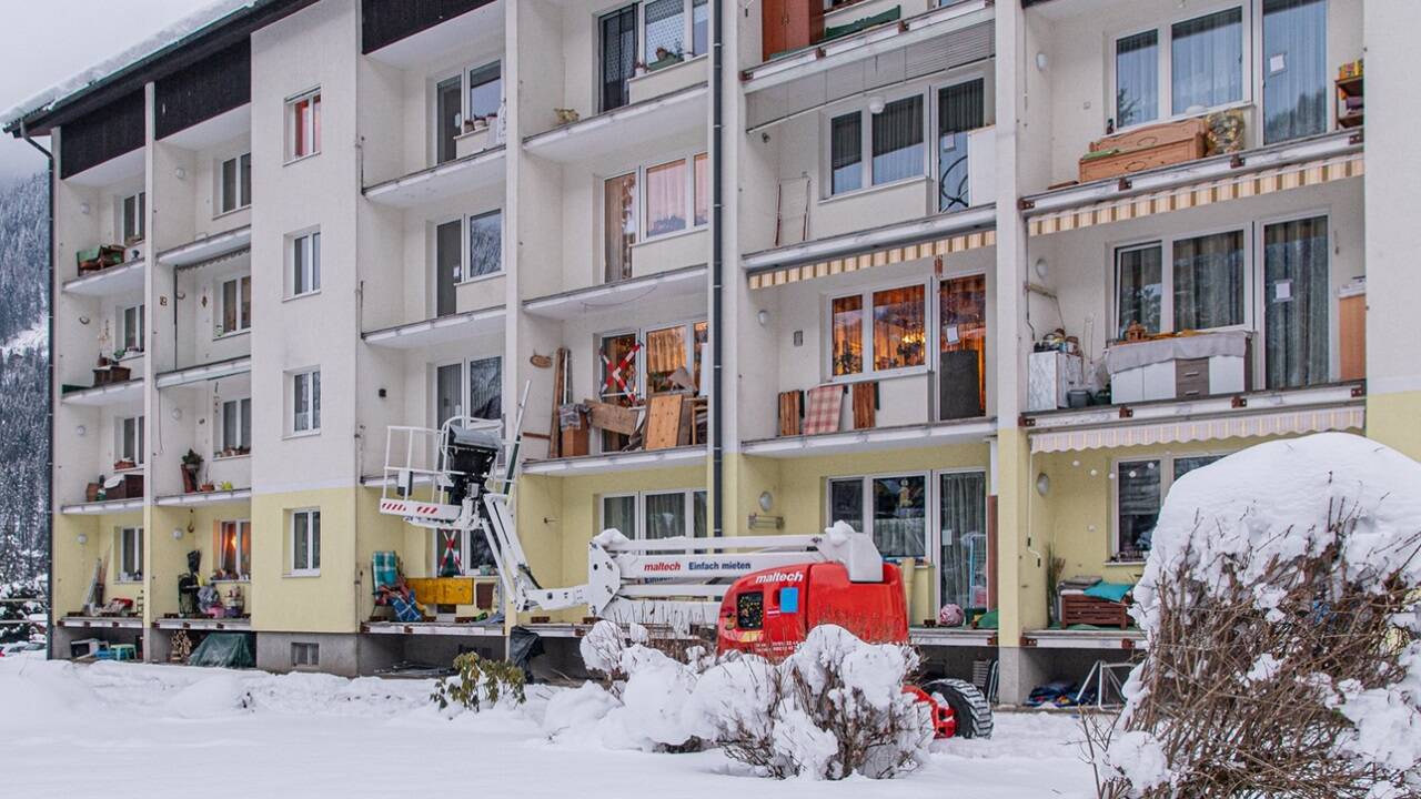 In dieser Wohnanlage in Bad Gastein stürzte die 81-Jährige im Jänner 2023 vom Balkon ihrer Wohnung im zweiten Stock. Die Geländer waren zuvor abmontiert worden; die Frau wusste dies nicht, zudem war keine Absturzsicherung angebracht worden.  