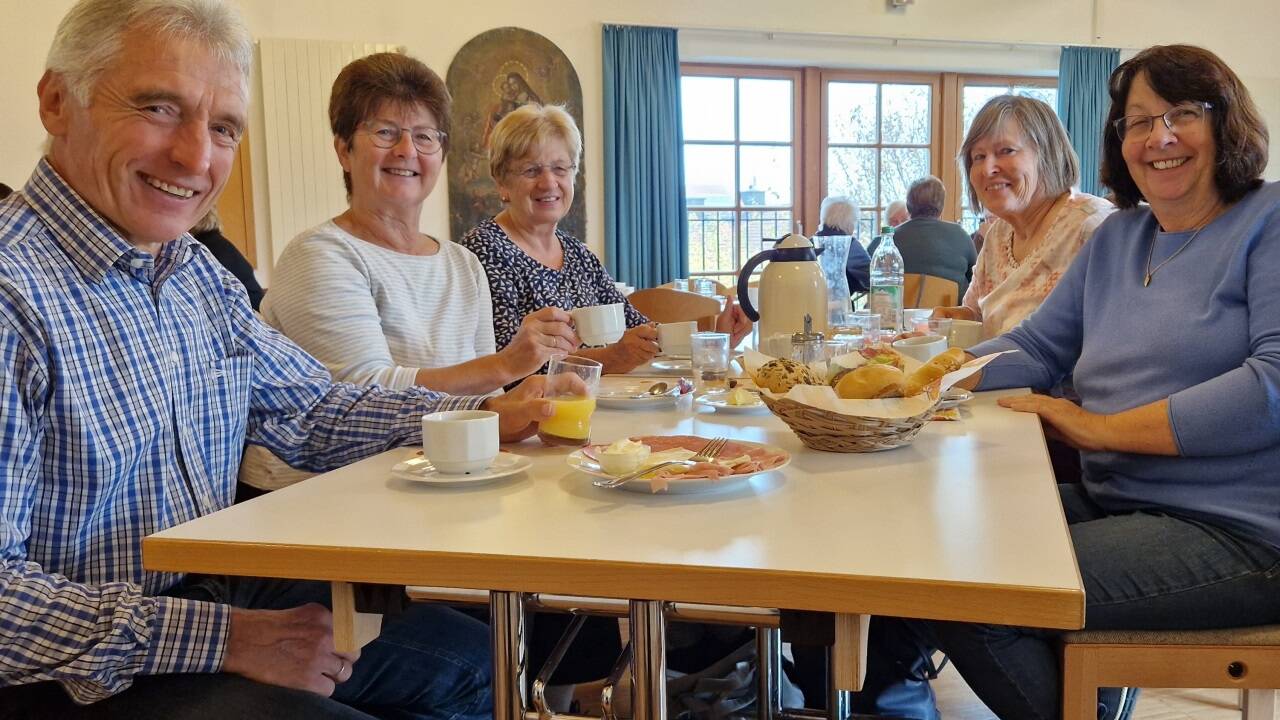 Hans und Annemarie Butzhammer, Angela Hagenauer, Irmi Gangler und Marina Haimbuchner (von links) besuchen den Frühstückstreff regelmäßig.  Hans und Annemarie Butzhammer, Angela Hagenauer, Irmi Gangler und Marina Haimbuchner (von links) besuchen den Frühstückstreff regelmäßig.