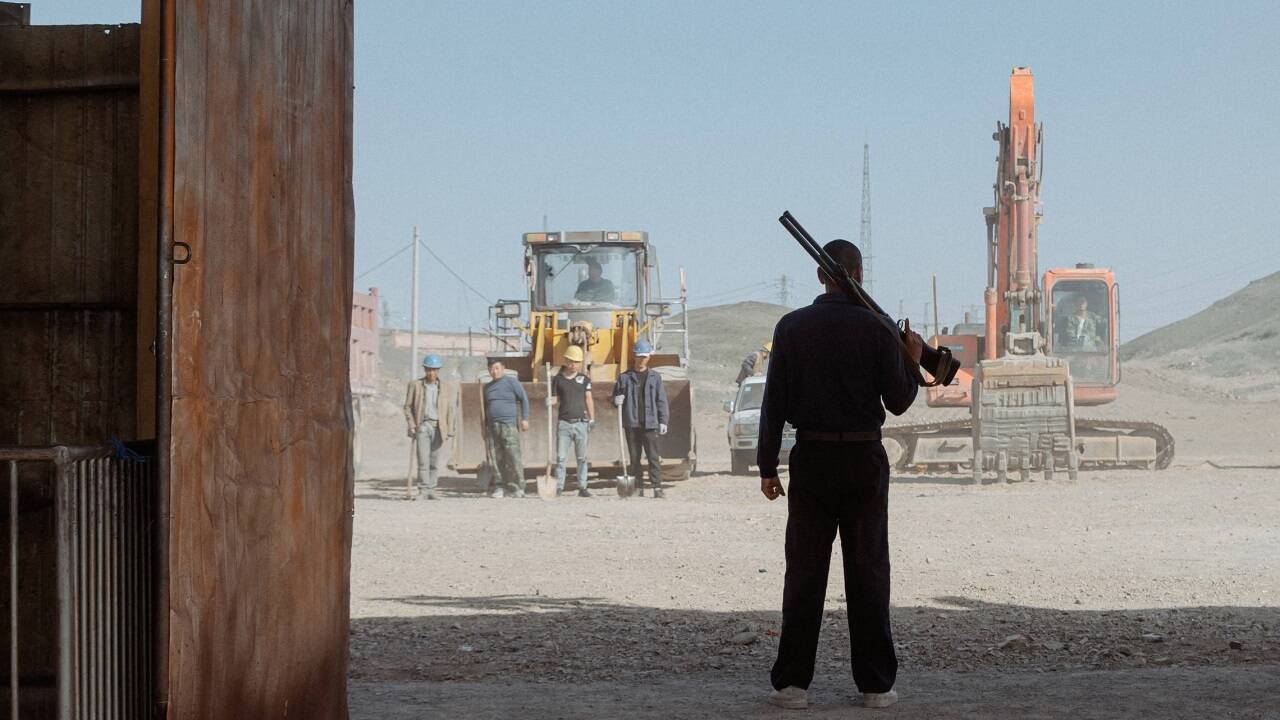 Bilder zum Film „Black Dog“. 