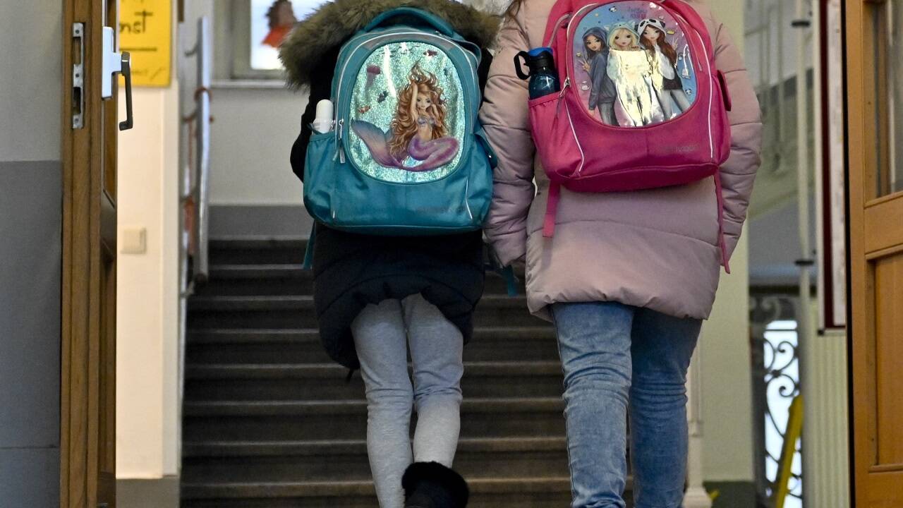 In zahlreichen öffentlichen Volksschulen in Wien ist Deutsch bereits eine Fremdsprache. In zahlreichen öffentlichen Volksschulen in Wien ist Deutsch bereits eine Fremdsprache.